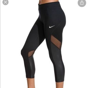 Nike Tight Fit Crop Leggings